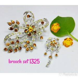 Elegant Topaz 2 tone colour brooch.